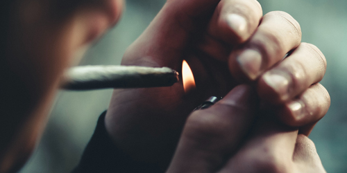 手巻きたばこを吸うイメージ