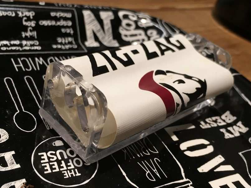 手巻きシャグ、ローラーでの巻き方２