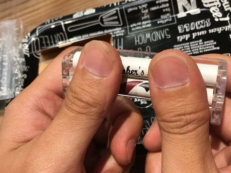 手巻きシャグ、ローラーでの巻き方５