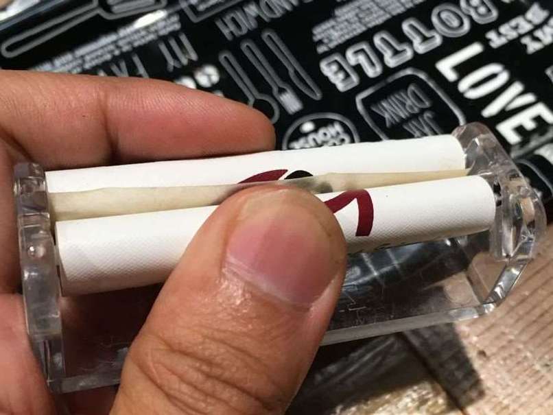 手巻きシャグ、ローラーでの巻き方９