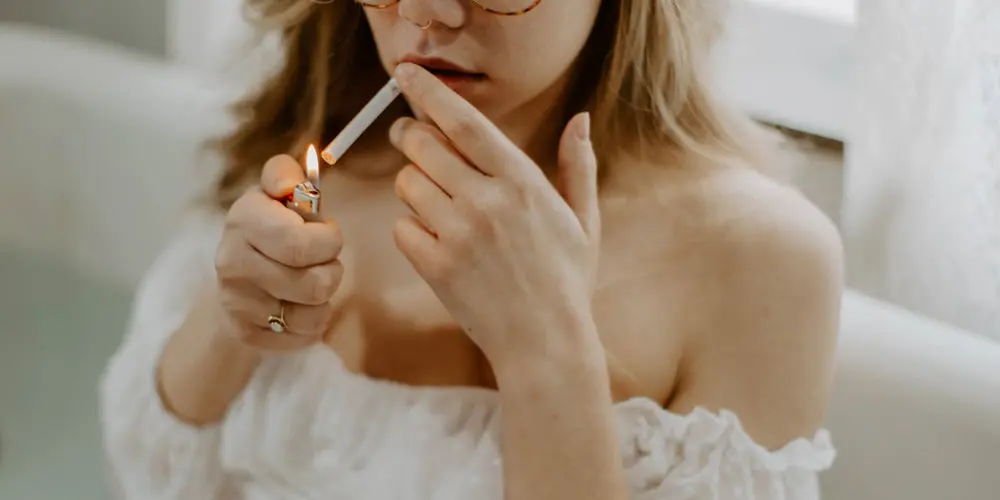 喫煙シーン画像