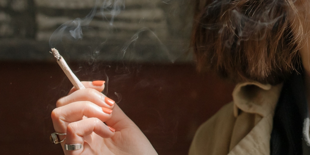 たばこを吸う女性の写真