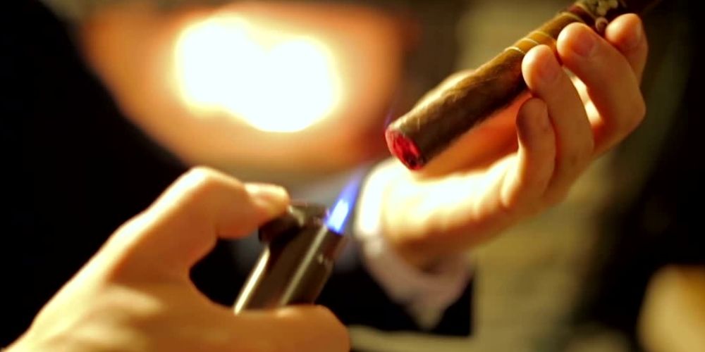 葉巻に火をつけるところ