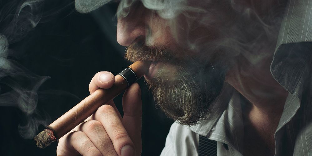 葉巻を吸っている写真